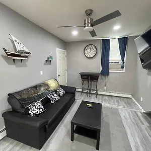 2 Bedroom Near Airport Hillside